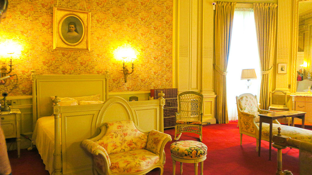 The-BReakers-Mansion-bedroom
